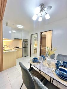 Cozy Family 2BR with Wi-Fi, Vanity & Work Desk Combo for 4-6pax near IT Park Cebu - Unit Sophia by Gerra