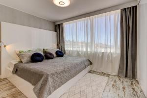 Panoramic Ocean Mountain View 3