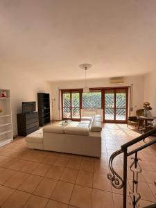 Ampio appartamento su due piani immerso nel verde