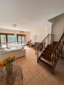 Ampio appartamento su due piani immerso nel verde