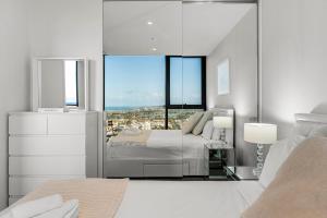 Private Apartment Prime Chic Escape with Balcony Views Pool Gym Parking