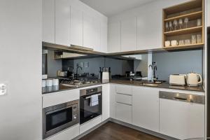 Private Apartment Prime Chic Escape with Balcony Views Pool Gym Parking