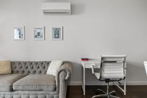 Private Apartment Prime Chic Escape with Balcony Views Pool Gym Parking