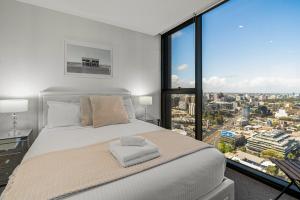Private Apartment Prime Chic Escape with Balcony Views Pool Gym Parking