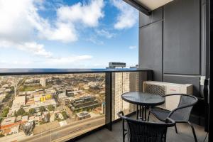 Private Apartment Prime Chic Escape with Balcony Views Pool Gym Parking