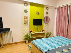 gaur city mall studio