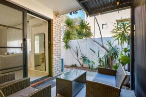 Coastal 2-Bed Apartment with Courtyard