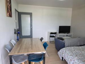 Cozy studio, 5 min from Cosne train station, 3rd floor