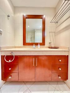 Luxury 5BR Villa with Sea View & Garden in Einbay