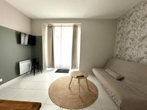 Studio contemporain - 50 mètres plage - proche centre