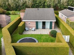 Knusse bungalow met omheinde tuin met veranda