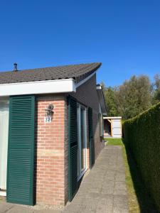 Knusse bungalow met omheinde tuin met veranda