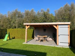 Knusse bungalow met omheinde tuin met veranda