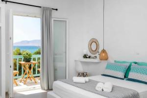 Kalais Beachfront Suites - Stunning Sea & Sunset Views, Free Beach Chairs, Bus Stop Outside, 12 Min from Naxos Town, 200 Mbps WiFi