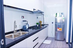 executive beautifully furnished apartment withmodern finishings ,swimming pool, fully equipped gym and other luxurious facilities and close proximity to major shopping malls in kilimani