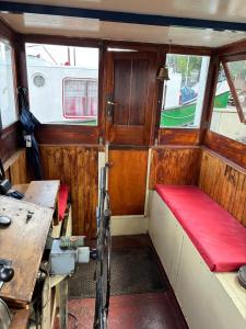 Cozy, characterful authentic houseboat