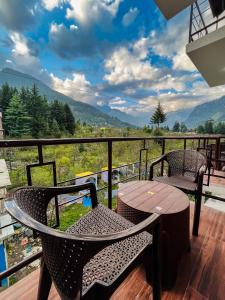 Apple Flower Himalayan Heights - Luxury Stay with Mountain Views, Parking & Garden