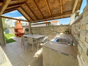 ANESA - Apartment Baska mit Privatterrasse, Laube und Grill sowie große Poolarea