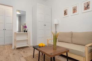 Beige Apartment Near Łódź Fabryczna Perfect for Remote Work by Noclegi Renters