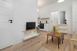 Beige Apartment Near Łódź Fabryczna Perfect for Remote Work by Noclegi Renters
