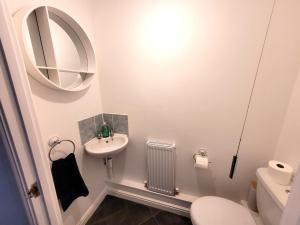 Hythe House - Stylish Stay for Families & Groups by Catchpole Stays