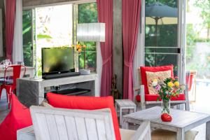 VILLA FLORA - North Phuket, Naiyang Beach area