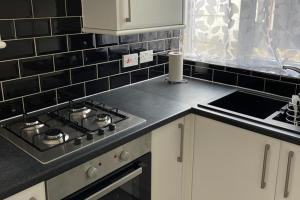 2-Bed Sleeps 4 Free Parking Pets Allowed