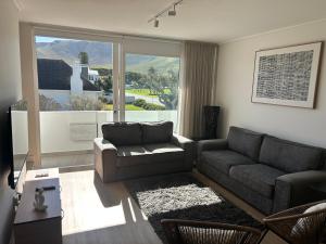 Central Town Duplex with Pool, BBQ & Mountain View