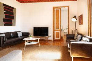 Apartamento de Lujo 7 Hab con balcón en Gran Vía -Grupos hasta 14 - 8min a pie Passeig Gràcia