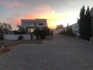 Sea View Villa, 5 min from Beach and City Center Chott Mariem