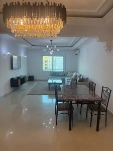 Ruim familieappartement met zeezicht in hart van Tanger