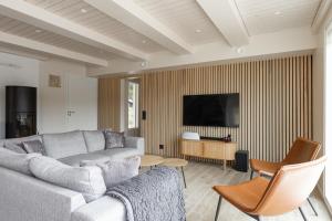 Mökki ulkoporealtaalla