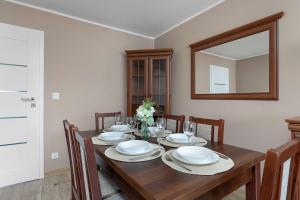 Family Apartment with a Workspace and Balcony close to the Old Town of Gdańsk by Noclegi Renters