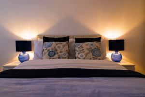 The Hamptons - Entire Seafront Property with Stunning Sunsets