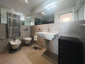 Hostdomus - Rangè Suite free box near the center