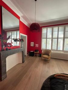 Romantic Rouge Suite - With Round Bath
