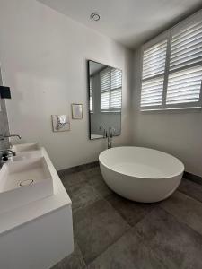 Romantic Rouge Suite - With Round Bath