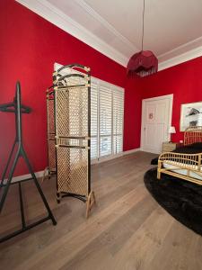 Romantic Rouge Suite - With Round Bath