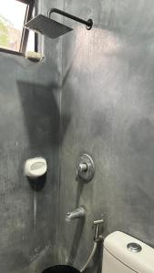 Ellies Tiny House - Cozy Getaway with Kitchen & Pool Access near SM Dasmariñas