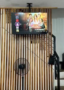 Ellies Tiny House - Cozy Getaway with Kitchen & Pool Access near SM Dasmariñas