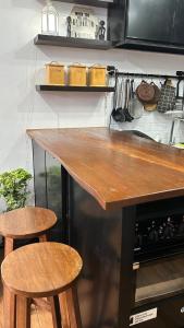 Ellies Tiny House - Cozy Getaway with Kitchen & Pool Access near SM Dasmariñas