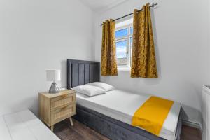 3 Bedroom House 4 beds free parking 2SD