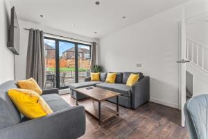 3 Bedroom House 4 beds free parking 2SD