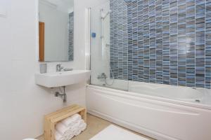 3-Bedroom Apartment with Pool Gym & Jacuzzi