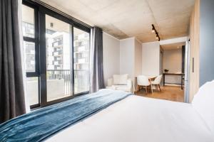 404 Riverlands - Studio Apartment with Parking