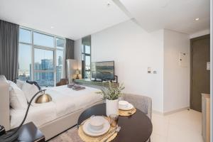 Cozy Waterfront Studio Pool, Gym, Parking