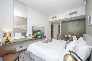 Cozy Waterfront Studio Pool, Gym, Parking