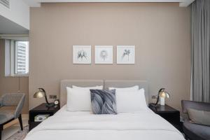 Cozy Waterfront Studio Pool, Gym, Parking