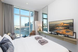 Cozy Waterfront Studio Pool, Gym, Parking