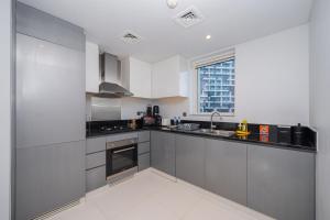 Cozy Waterfront Studio Pool, Gym, Parking